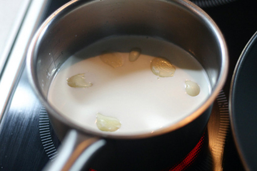 Virintas pienas su česnaku